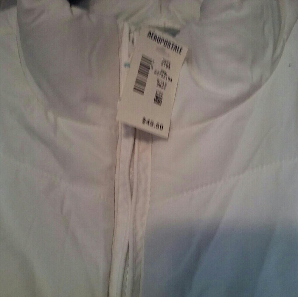 Aeropostale White puffer vest. “PRICE IS FIRM”